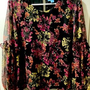 Beautiful CeCe floral blouse